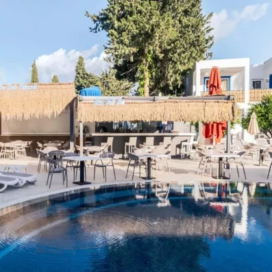 piscine extérieure avec tables et chaises autour