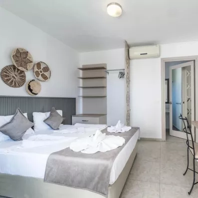 chambre avec un lit double 