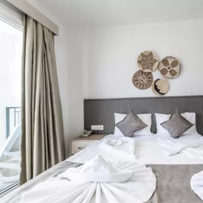 chambre avec un lit double 