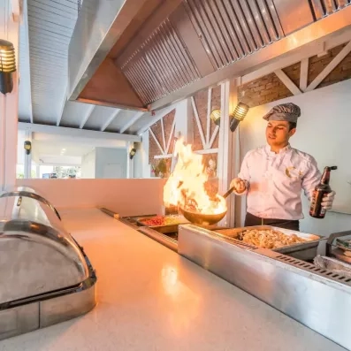 cuisinier fessant à manger derrière le comptoir du buffet