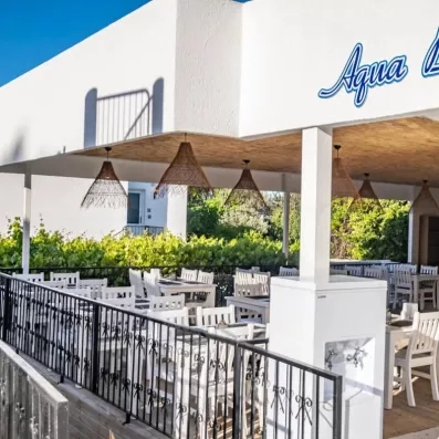 Bar extérieur sur la terrasse de l'hôtel