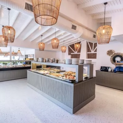 buffet au milieu de la salle avec lampe en osier