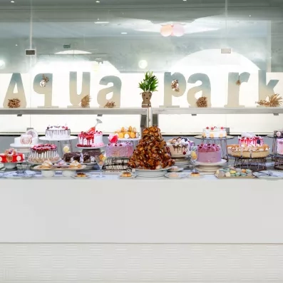Terrasse ombragée avec voiles d'ombrage et vue mer au One Resort Aqua Park à Monastir.