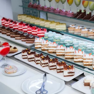 Buffet de pâtisseries gourmandes et desserts variés au restaurant du One Resort Aqua Park Monastir.
