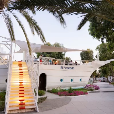 Restaurant El Pescado en forme de bateau pour un dîner insolite au One Resort Aqua Park.