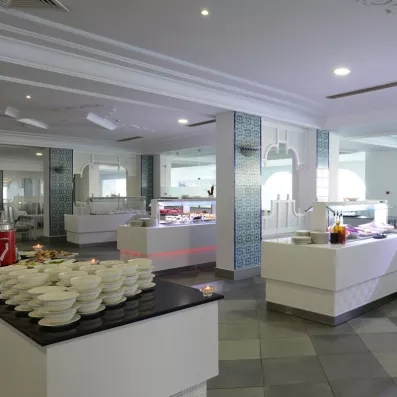 Salle de restaurant moderne et buffet spacieux avec décoration tunisienne au One Resort Aqua Park.