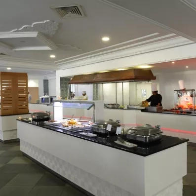 Espace buffet chaud avec chefs cuisiniers préparant des plats locaux au One Resort Aqua Park Monastir.