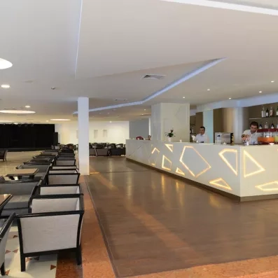 Bar design et salon de détente contemporain pour les soirées au One Resort Aqua Park Monastir.