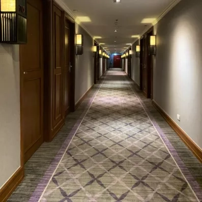 couloir de l'hôtel menant aux chambres