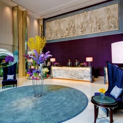 hall d'entrée avec comptoir de réception