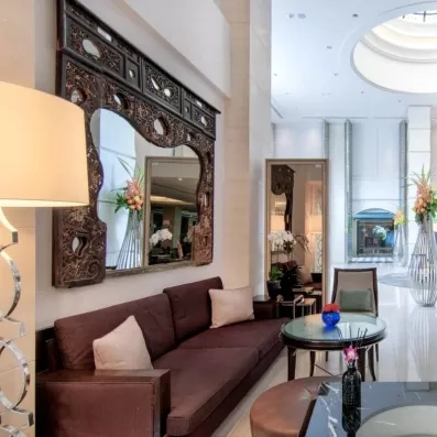 hall entrée avec canapé et miroir