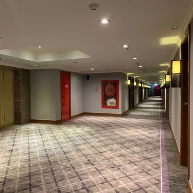 espace avec les couloirs de l'hôtel 