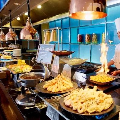 buffet avec différents plats