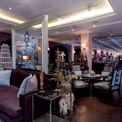 restaurant avec tables et chaies