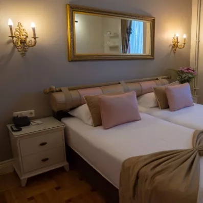 chambre avec deux lits simples et miroir 