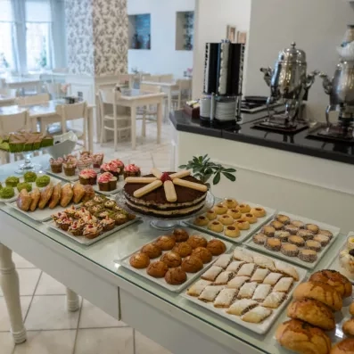 buffet avec différents desserts dans la salle de restaurant