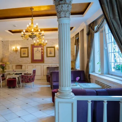 hall d'entrée avec canapés et fauteuils