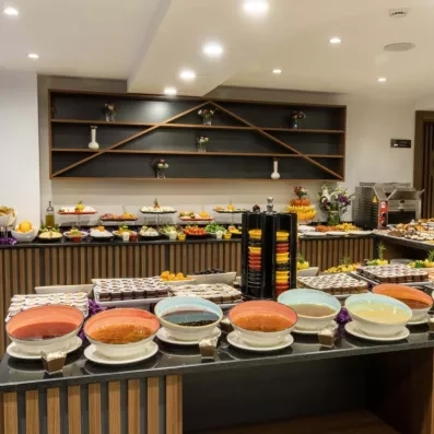 comptoir avec buffet dans la salle de restaurant