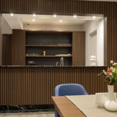 salle de restaurant avec comptoir à bar