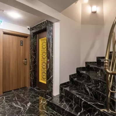 hall d'entrée avec couloir et escalier