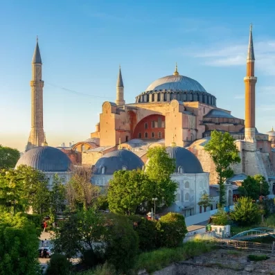 Vue de près de la mosquée