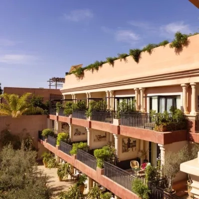 Les terrasses des chambre donnant sur le jardin avec végétation