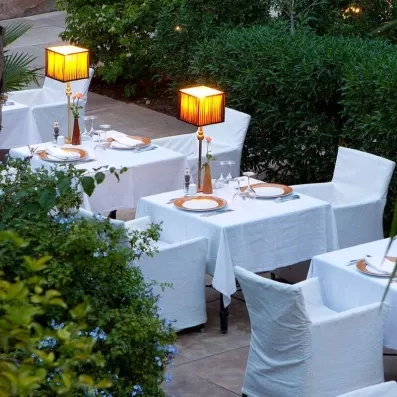 Table de restaurant au jardin table de restaurant à 