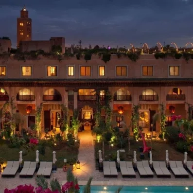 Vue générale de nuit de l'hôtel côté piscine et jardin 