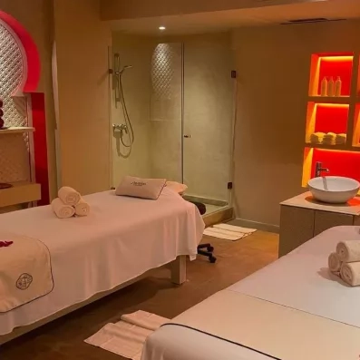 Table de massage au centre de bien être de l'hôtel, avec cabine de douche