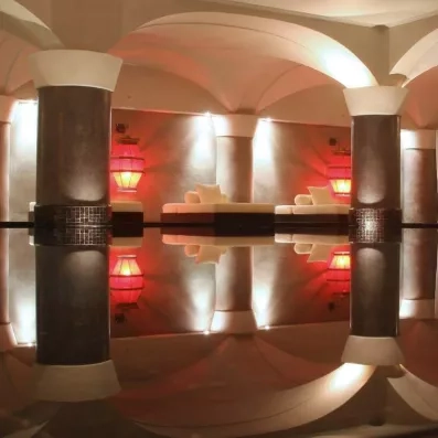 Piscine intérieur de l'hôtel chauffée avec ambiance chaleureuse 