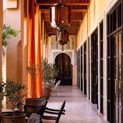 couloir hôtel avec des portes fenêtre a droite et un toit sculpté en bois