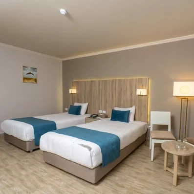 Intérieur moderne chambre d'hôtel Hurghada, lits jumeaux et décoration soignée, séjour confort en bord de Mer Rouge.