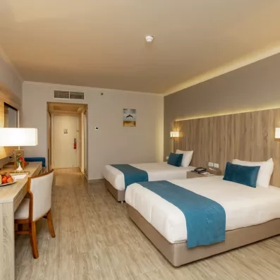 Vue d'ensemble chambre spacieuse Seven Seas Jolie Bay, mobilier design et ambiance cosy, vacances Hurghada Égypte.