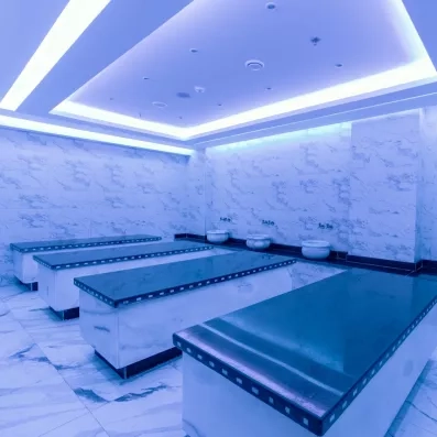 Hammam traditionnel en marbre avec éclairage bleu relaxant au Mondi Club Seven Seas Jolie Bay, Hurghada.