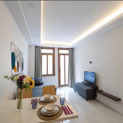 chambre avec coin salon et table avec de la vaiselle