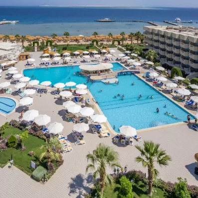 Vue aérienne des piscines et de la plage privée du complexe hôtelier à Hurghada, Égypte.