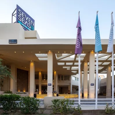 Entrée principale moderne de l'hôtel Seven Seas Jolie Bay illuminée au crépuscule à Hurghada.