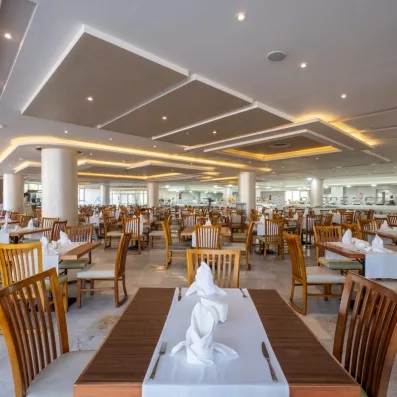 Elégante salle de restauration principale avec mobilier en bois pour des dîners conviviaux en Égypte.