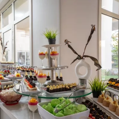 Buffet de desserts gourmands et verrines colorées au Mondi Club Seven Seas Jolie Bay à Hurghada.