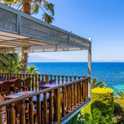 Une terrasse de restaurant offrant une vue imprenable sur la mer.