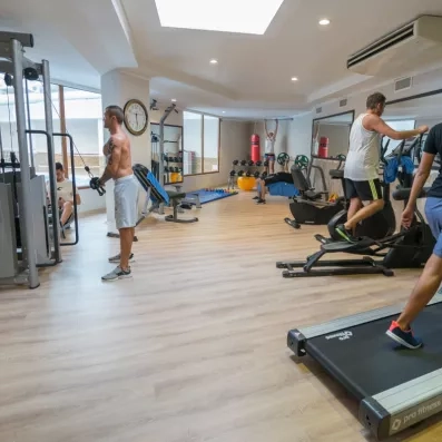 salle de fitness avec machines et équipements