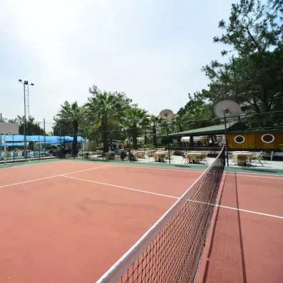 grand terrain de tennis extérieur