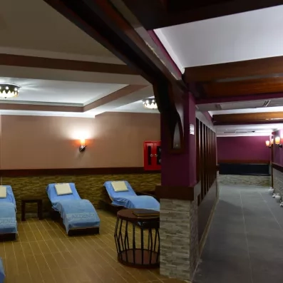 salle de relaxation avec des transats