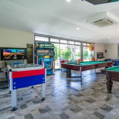 salle de jeux avec jeux d'arcade et billard