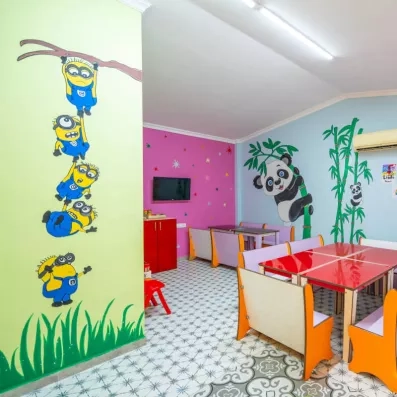 mini club intérieur avec tables 