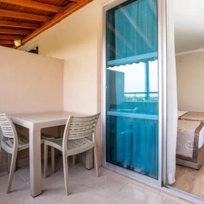 terrasse de la chambre avec table et chaises