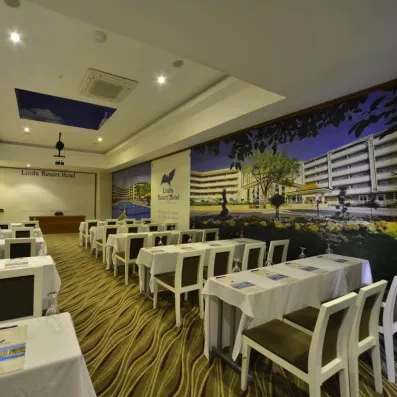 salle de conférence avec écran