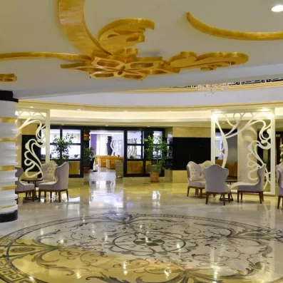 hall d'entrée avec fauteuils