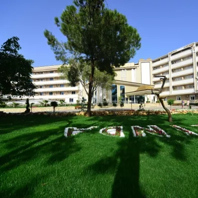 façade extérieure de l'hôtel avec vue de jardin