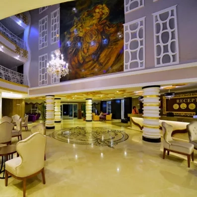 hall d'entrée avec un grand espace et des fauteuils